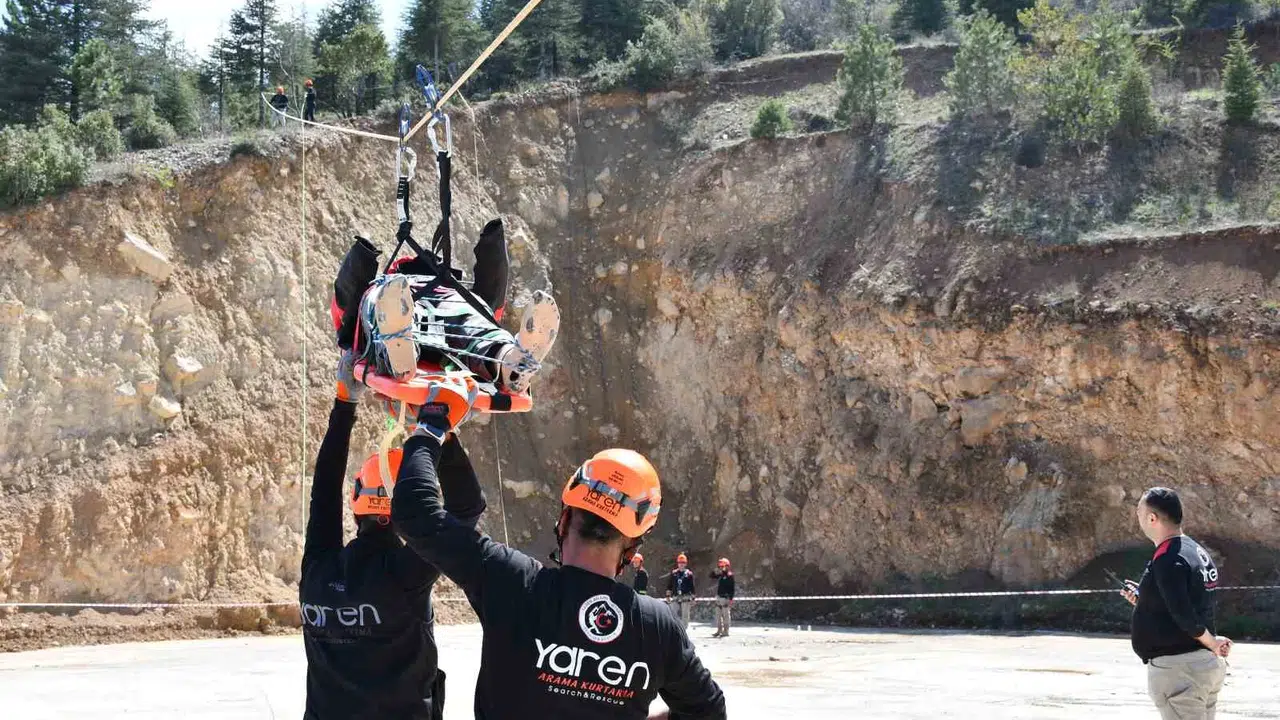 Akşehir'de nefes kesen operasyon: Zorlu arazide yaralıyı saniyelerle yarışarak kurtardılar