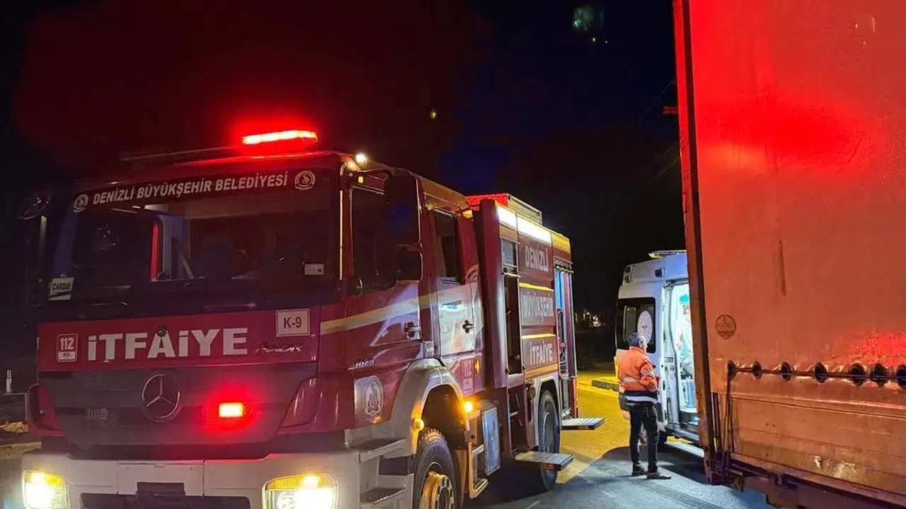 Denizli'de acı dolu kaza: Tırın altına giren otomobilde 20 yaşındaki genç hayatını kaybetti