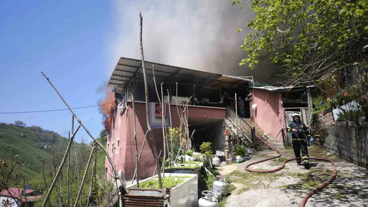 Giresun'da korkutan yangın: Eşyalar küle döndü, Kur'an-ı Kerim'e alevler dokunamadı