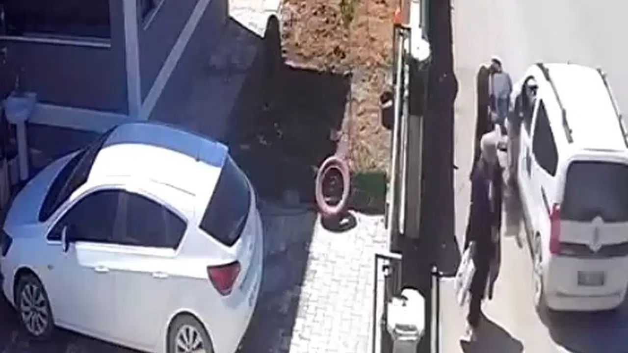 Saniyeler içinde dehşeti yaşadı: Yolun karşısına geçmeye çalışan kadın aracın çarpmasıyla savruldu