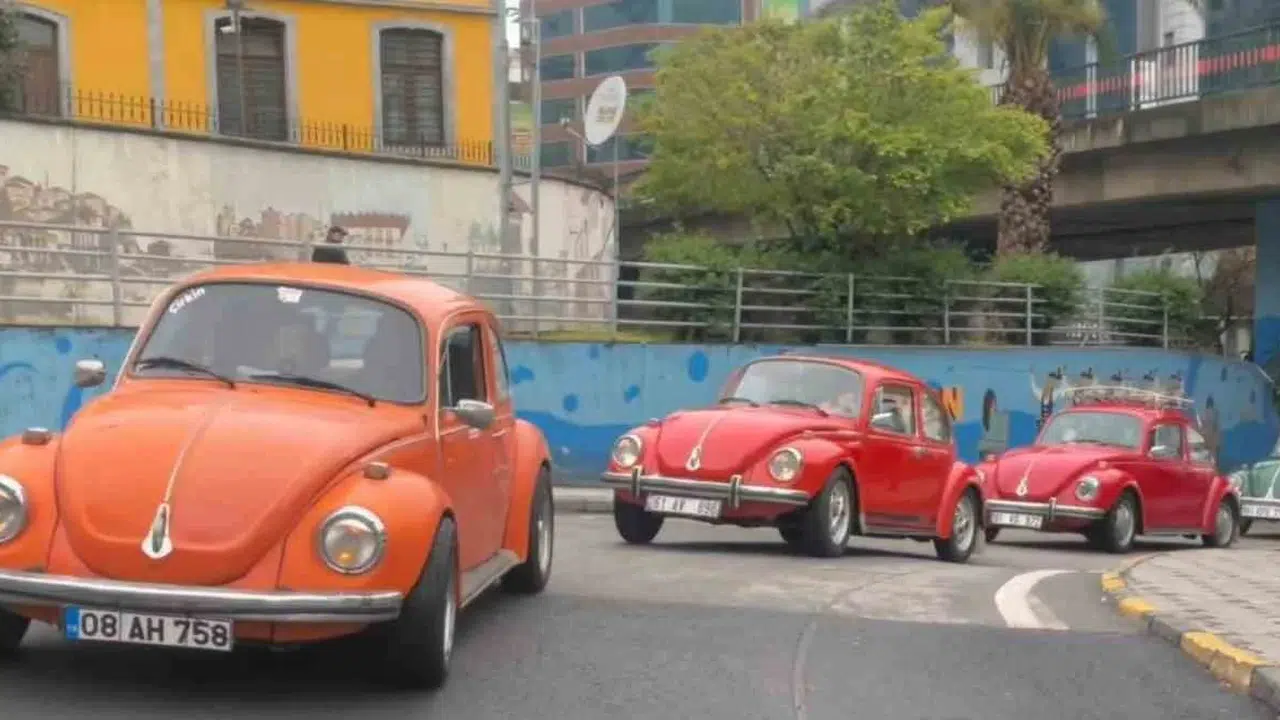 Klasik vosvoslar bu kez çocuklar için yollara düştü: Bayram neşesi Trabzon sokaklarına taştı