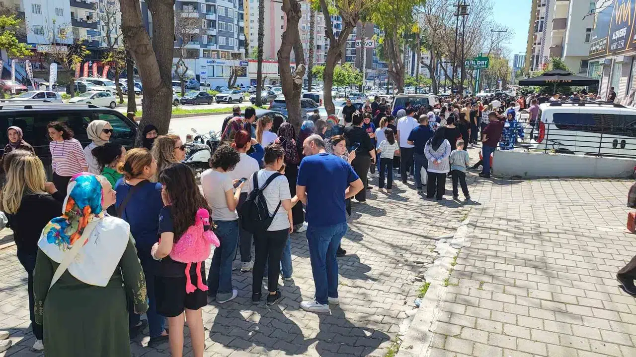 Adana'da 100 TL çılgınlığı: Kapılar açıldı, ortalık savaş alanına döndü