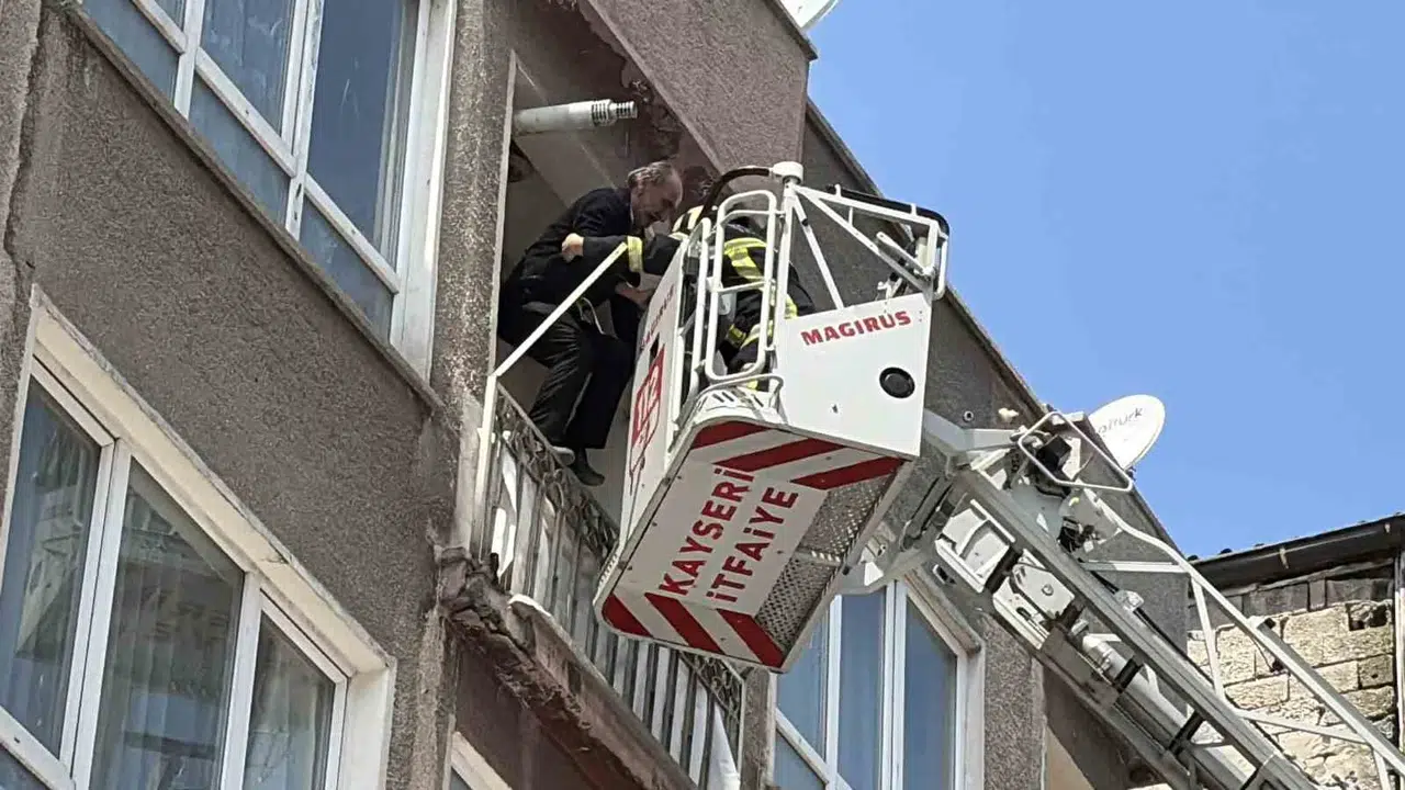 Kayseri’de korku dolu anlar: 5 katlı binayı dumanlar teslim aldı, bebek ve 4 kişi son anda kurtarıldı