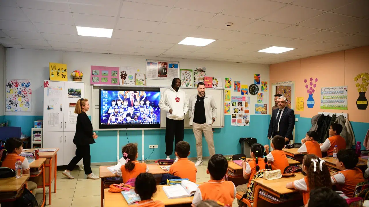 Sosyal medyadan gelen çağrıya şampiyon yanıtı: Dev adamlar miniklerle parkeye indi