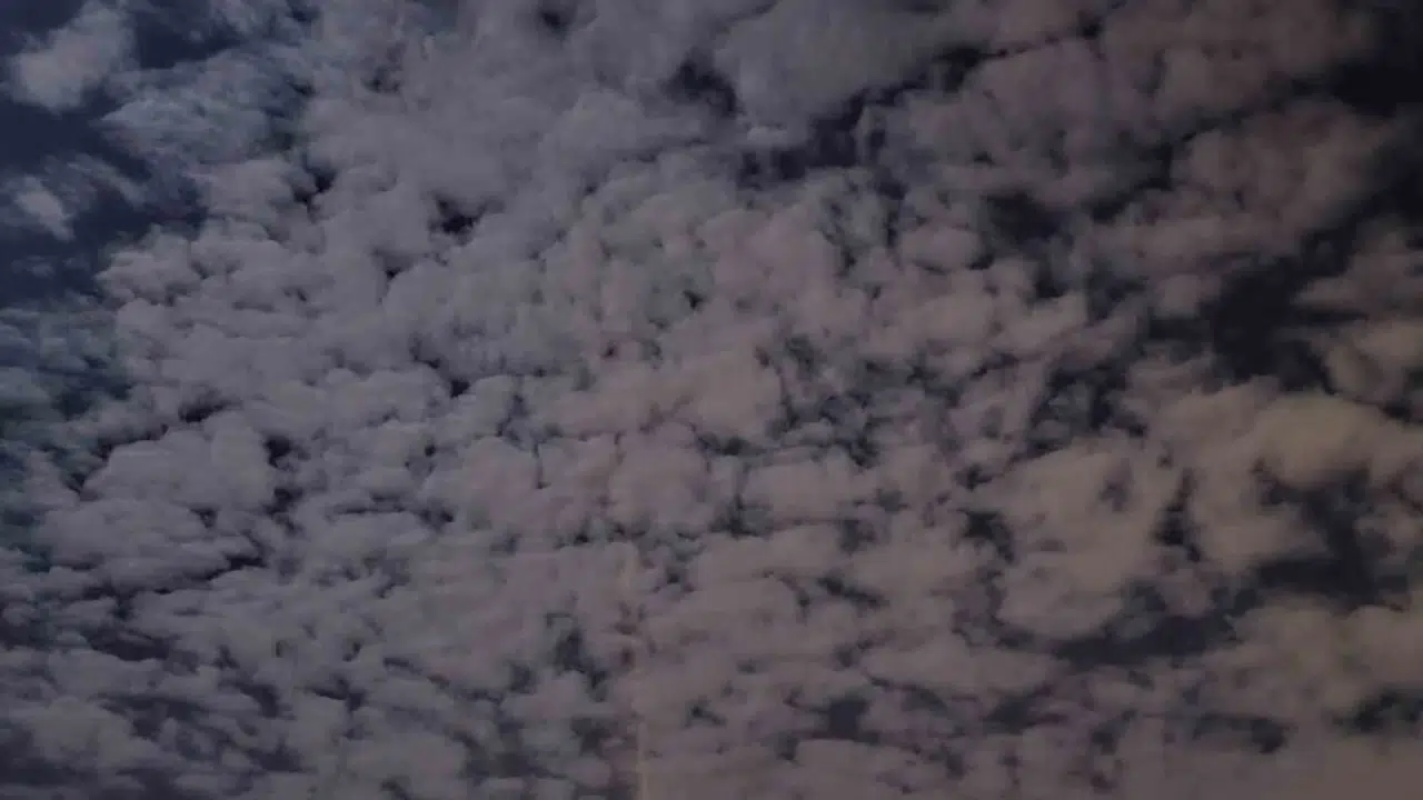 Elazığ semalarında gece yarısı sürprizi: Gökyüzü tabloya dönüştü