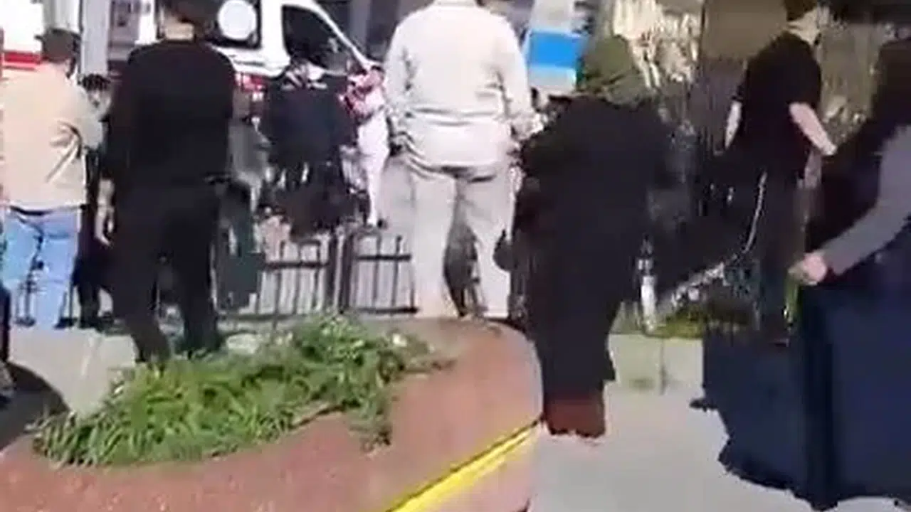 Trafikte başlayan husumet hastane acilinde patlak verdi: Bıçaklar çekildi, ortalık savaş alanına döndü