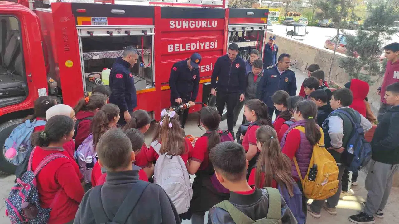 Geleceğin kahramanları itfaiyeyi yerinde öğrendi: Minik öğrencilere uygulamalı yangın dersi