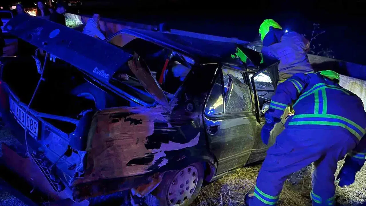 Gönen'de gece yarısı dehşeti: Kontrolden çıkan otomobil hurdaya döndü, 2 kişi sıkıştı