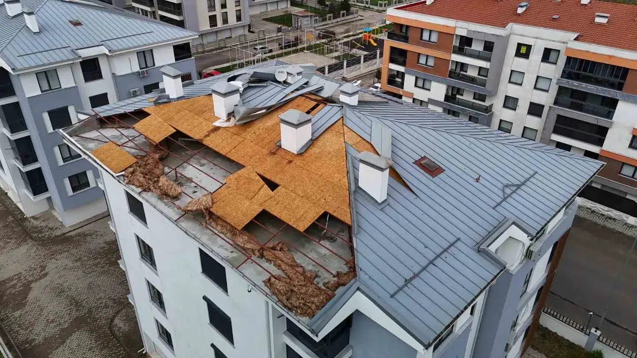 Eskişehir'de dehşet anları: Fırtına çatıyı yerinden söktü, mermi gibi savrulan parçalar sokağı savaş alanına çevirdi