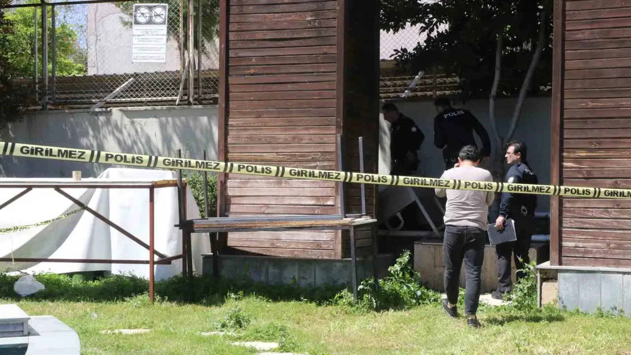 Antalya'da reklam panosundan gelen koku dehşeti: Bir aylık ceset bulundu