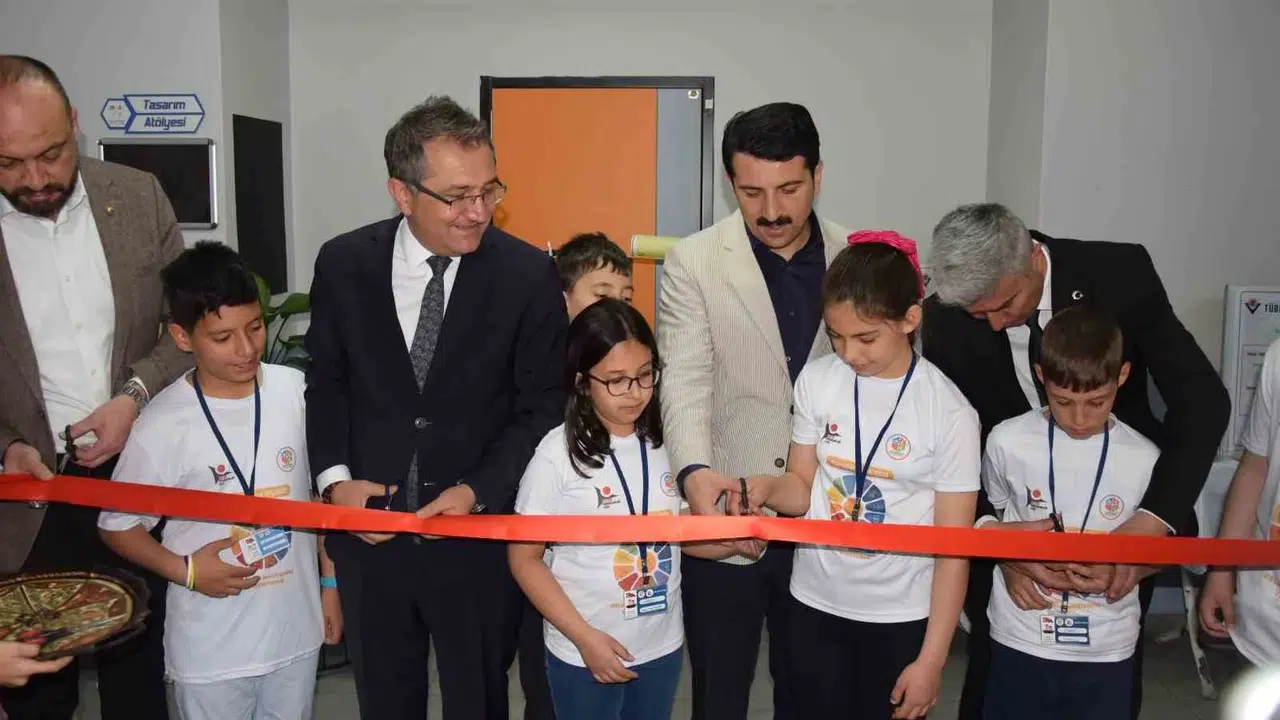 Karapınar’da genç beyinlerin teknoloji şovu: Geleceğin mucitleri projeleriyle büyüledi