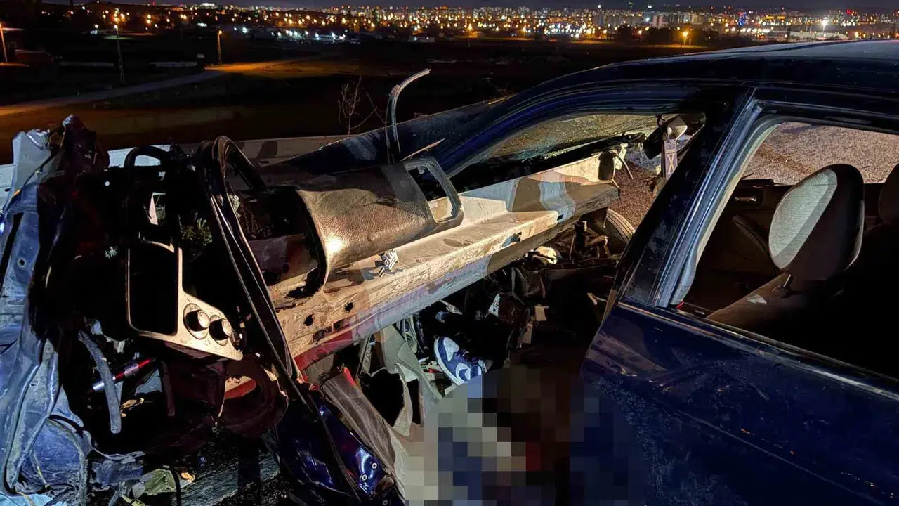 Kayseri'de dehşet anları: Bariyerlere saplanan otomobilin sürücüsü yaşam mücadelesi veriyor
