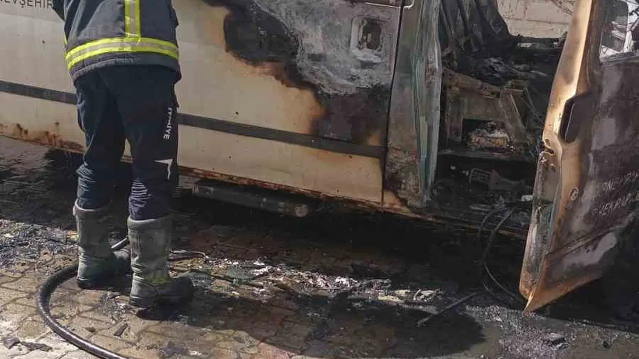 Nevşehir'de korku dolu anlar: Park halindeki minibüs bir anda alev topuna döndü