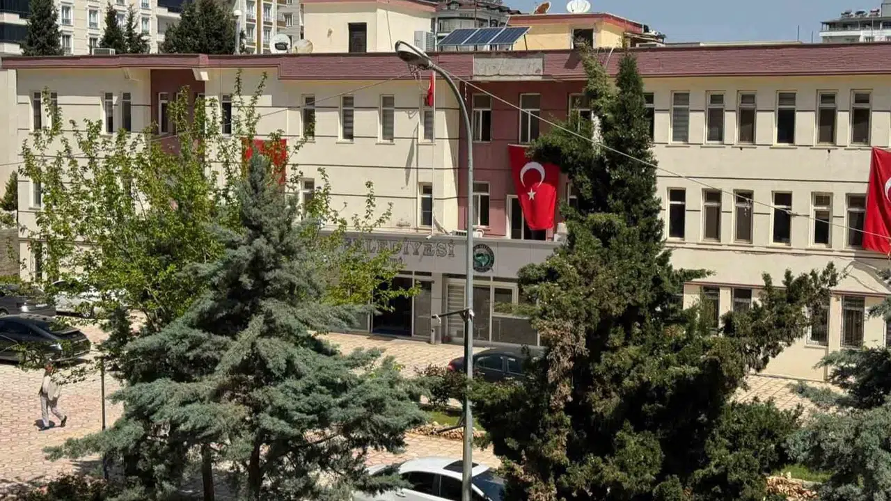 Halfeti Belediyesi'nde büyük operasyon: 28'i kamu görevlisi 49 kişi gözaltında