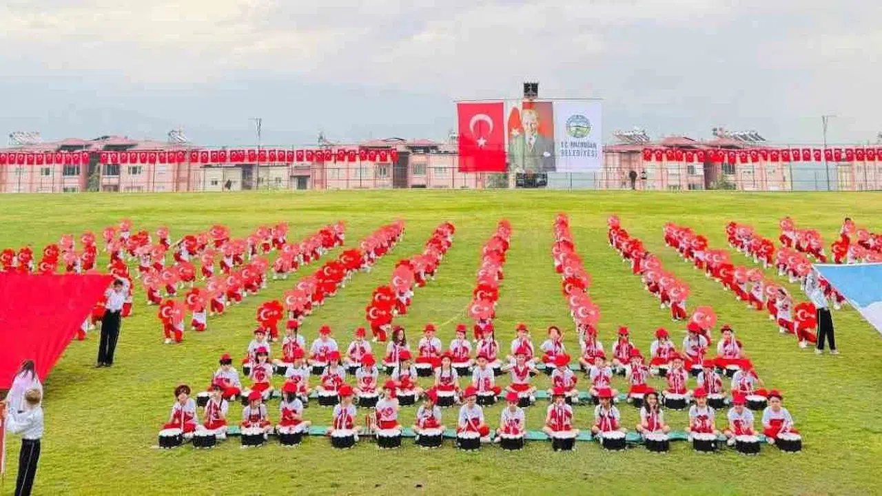 Bozdoğan’da yağmur engel olamadı: Çocukların bayram neşesi stadyumu ısıttı