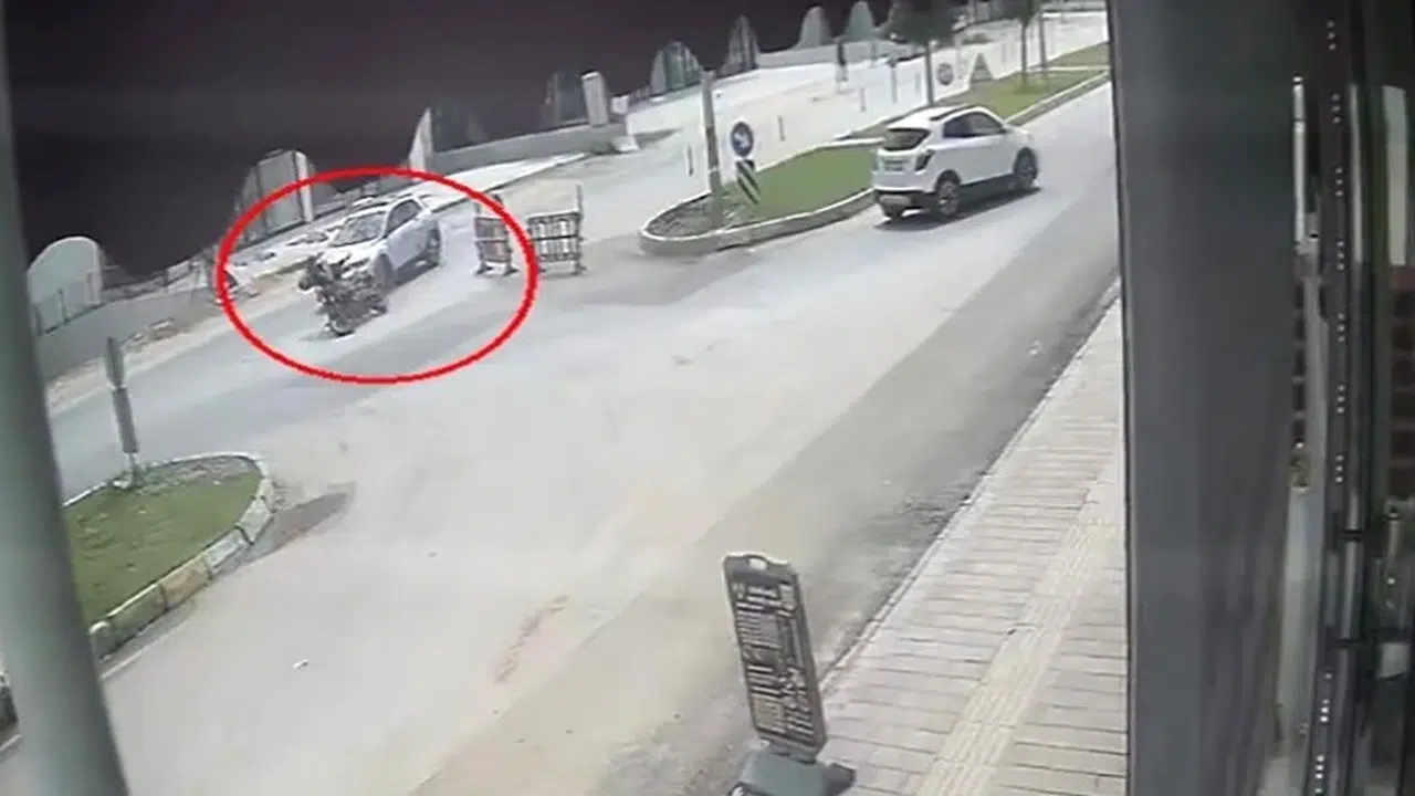 Antalya’da dehşet anları: Otomobile çarptı, savrulduğu minibüsün altında kaldı