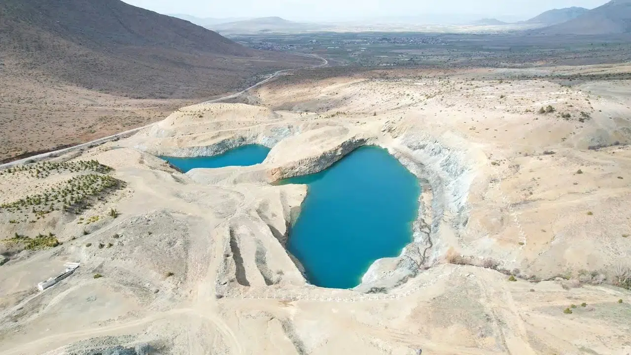 Eski bir maden ocağından doğa harikasına: Tomarza’nın saklı cenneti Mavi Göl görenleri büyülüyor