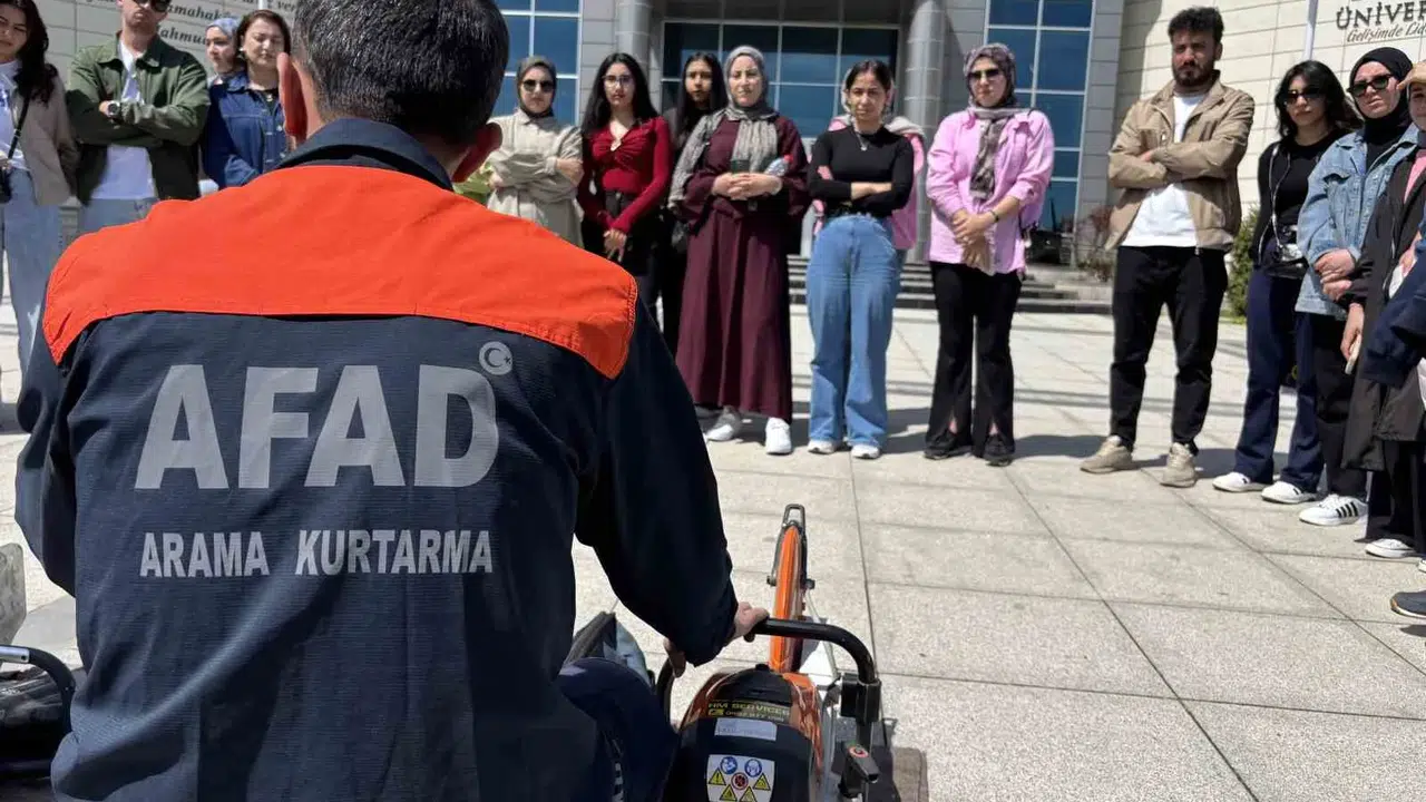 Deprem kuşağındaki Bingöl'de gençlerden büyük seferberlik: Üniversiteliler sahaya iniyor