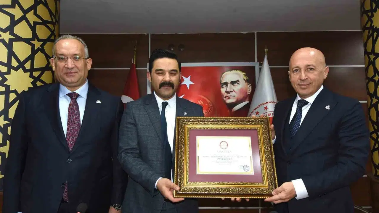 Doğu Anadolu İhracatçılar Birliği'nde yeni dönem: Ömer Madırlı mazbatasını teslim aldı