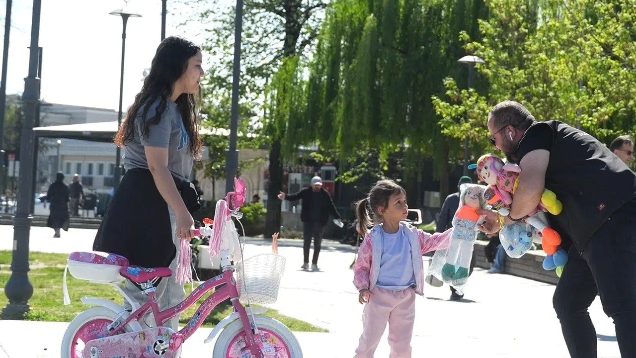 Düzce’de iyilik zinciri: Yere düşen oyuncakları toplayan miniklere belediyeden çifte sürpriz