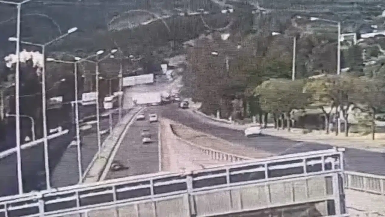 İzmir'de tır dehşeti kamerada: 3 can kaybı, savaş alanına dönen yoldan geriye acı görüntüler kaldı