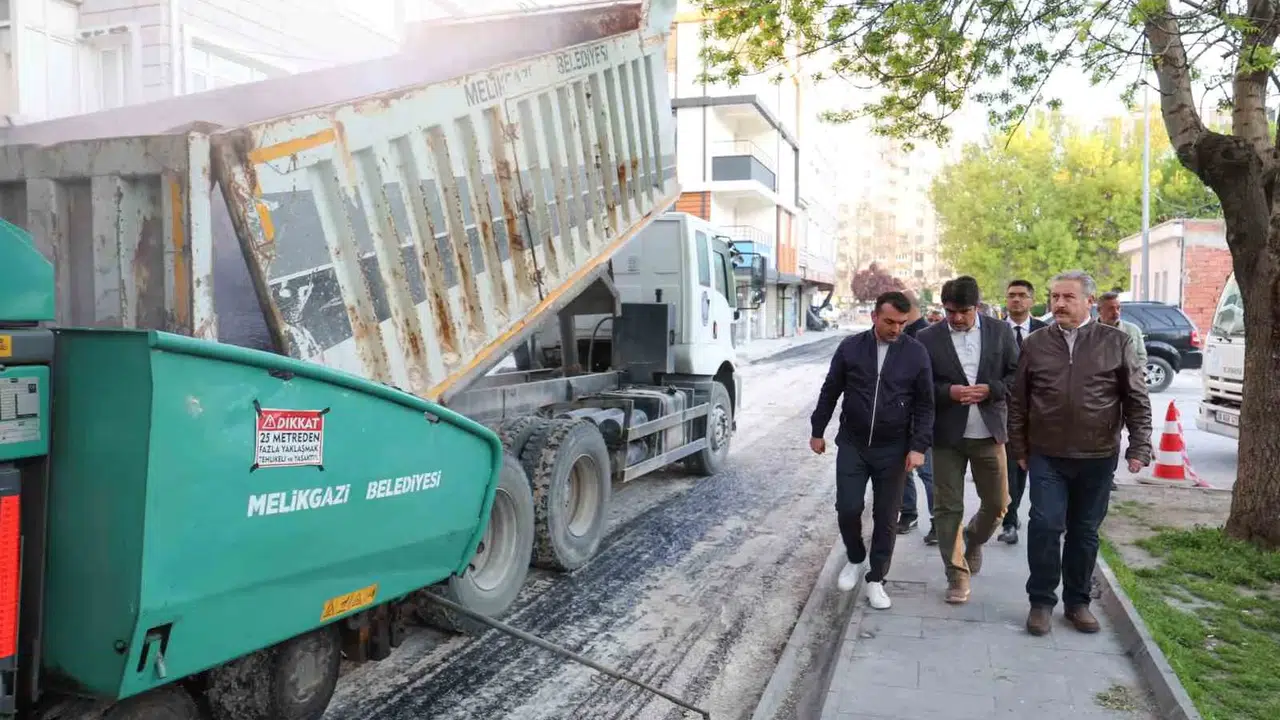 Güneş doğmadan mesaiye başladı: Melikgazi’de asfal…