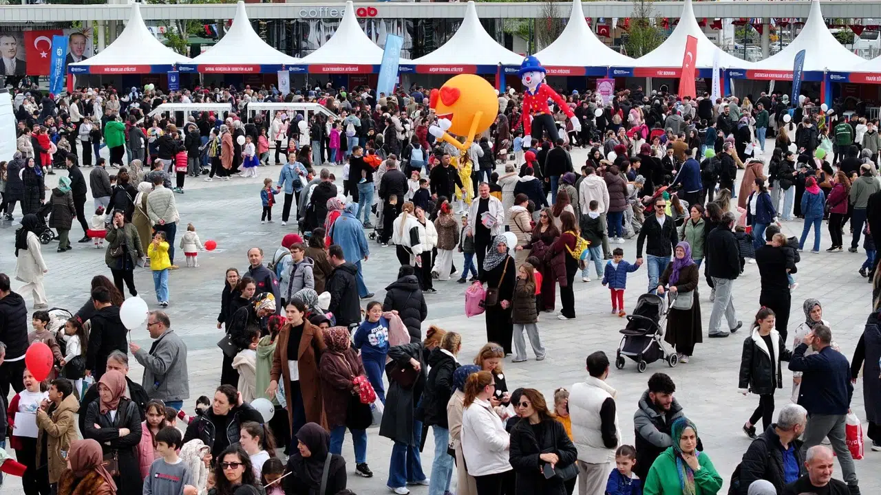 İzmit’te bayramın kalbi Milli İrade Meydanı’nda atıyor: Dünya çocukları bu şenlikte buluştu