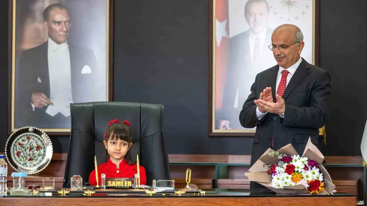 Malatya’da 23 Nisan heyecanı: Minik başkan koltuğa oturdu, projelerini sıraladı