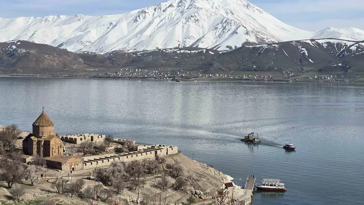 Van Gölü’nde sular çekildi, Akdamar’a ulaşım için düğmeye basıldı: Turizm sezonuna yeni iskele hazırlığı