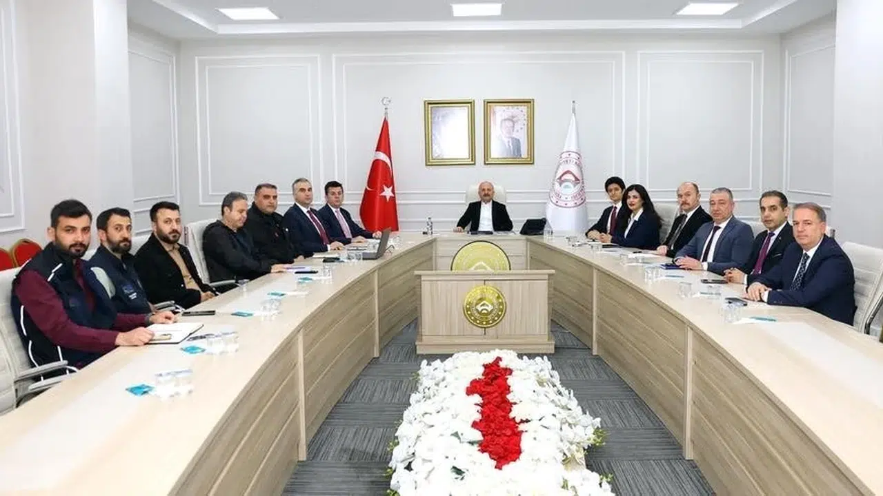 Adıyaman’da gündem deprem konutları ve hizmet kalitesi: Vali Varol’dan kritik talimat