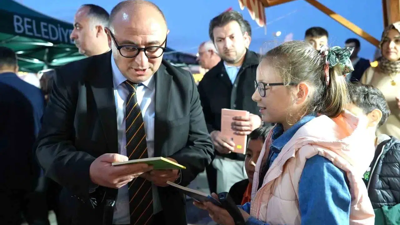 Erdemli’de edebiyat rüzgarı: İlber Ortaylı temalı fuar binlerce okuru ağırladı