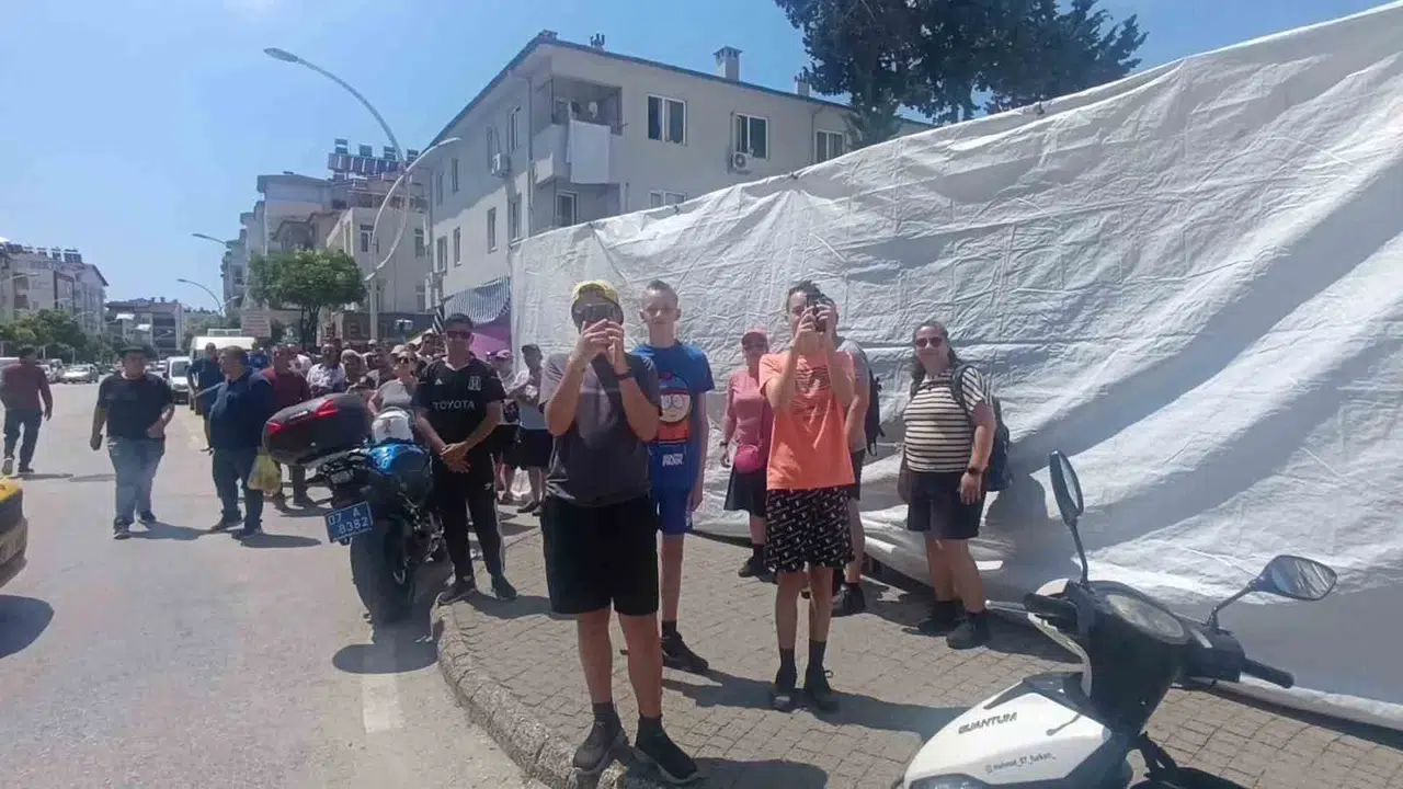 Manavgat’ta dehşet anları: Pazar alışverişini unutup yangını görüntüleme yarışına girdiler