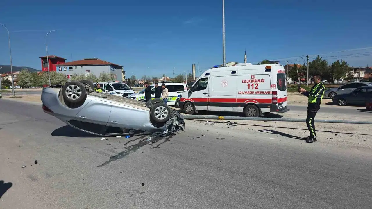 Kütahya’da korkutan kaza: Kontrolden çıkan otomobil takla atıp direğe çarptı