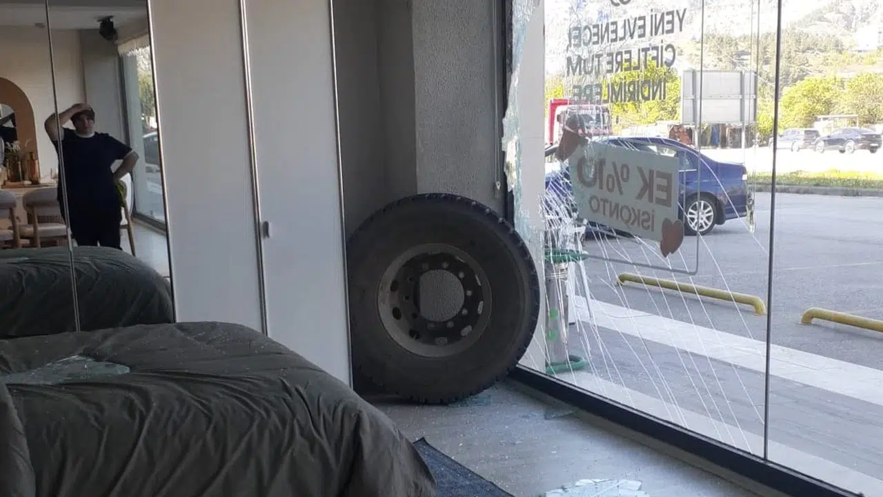 Amasya'da korku dolu anlar: Kamyondan fırlayan teker mobilya mağazasını savaş alanına çevirdi
