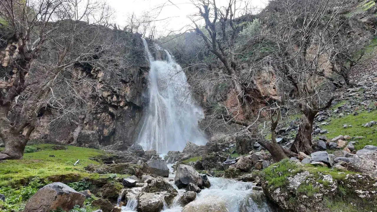 Şırnak’ta doğanın uyanışı: 35 metrelik dev şelale görsel şölen sunuyor