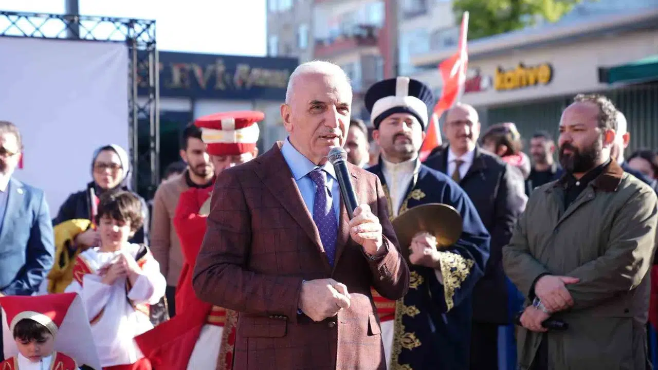 Ümraniye'de tarihin sesi yankılandı: Mehteran coşkusu caddeleri inletti