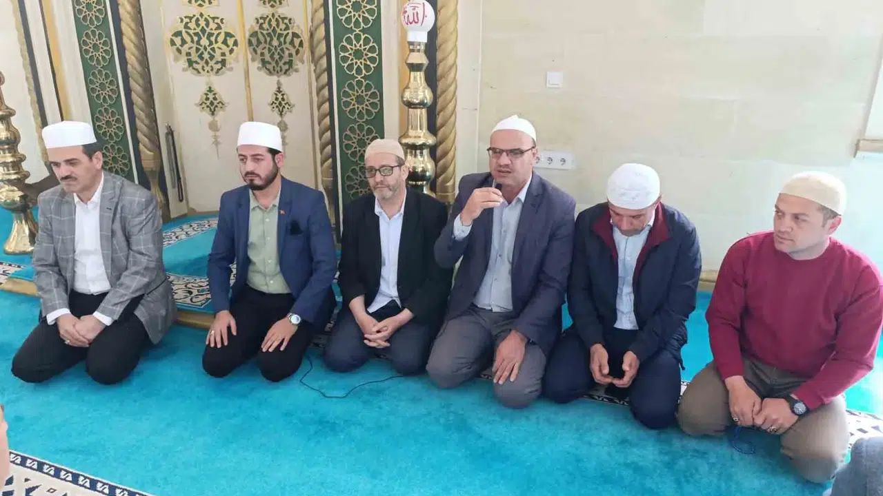 Selendi'de kutsal yolculuk heyecanı: 27 hacı adayı gözyaşlarıyla uğurlandı