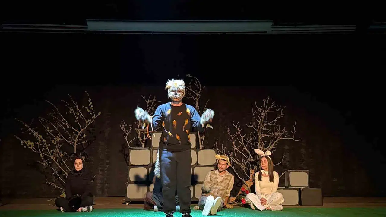 Erzincan’da minik kalplere pedagojik dokunuş: Kuyruğu Boncuklu Tilki sahneye çıktı