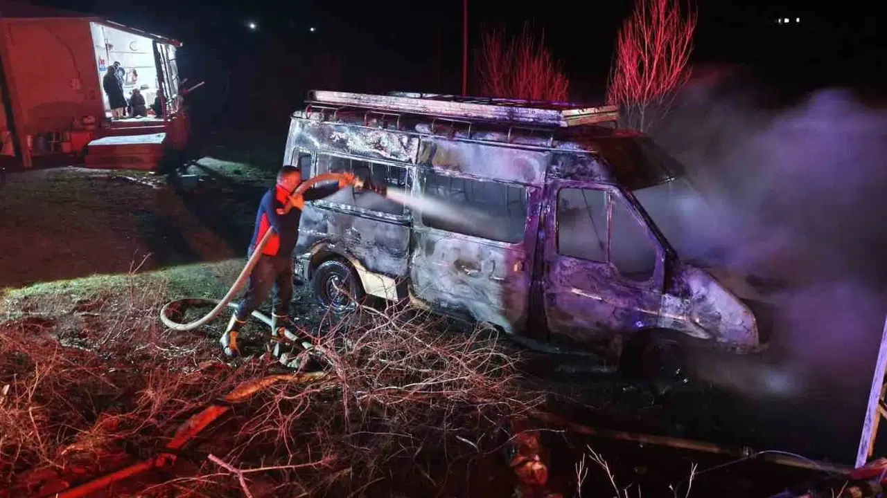 Muhtarın aracına gece yarısı şok saldırı: Kundaklama şüphesi köyü ayağa kaldırdı