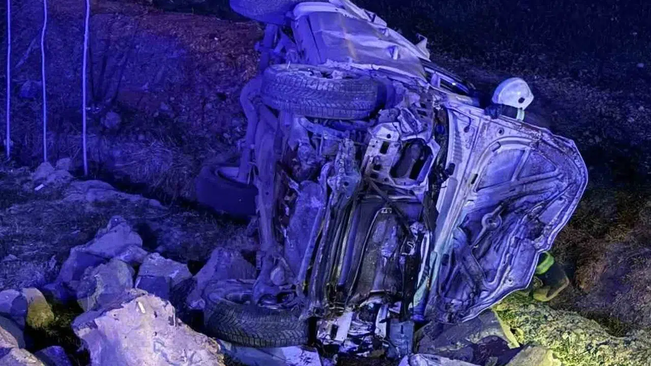 Van’da direksiyon hakimiyeti kaybedildi: Kamyonet şarampole uçtu