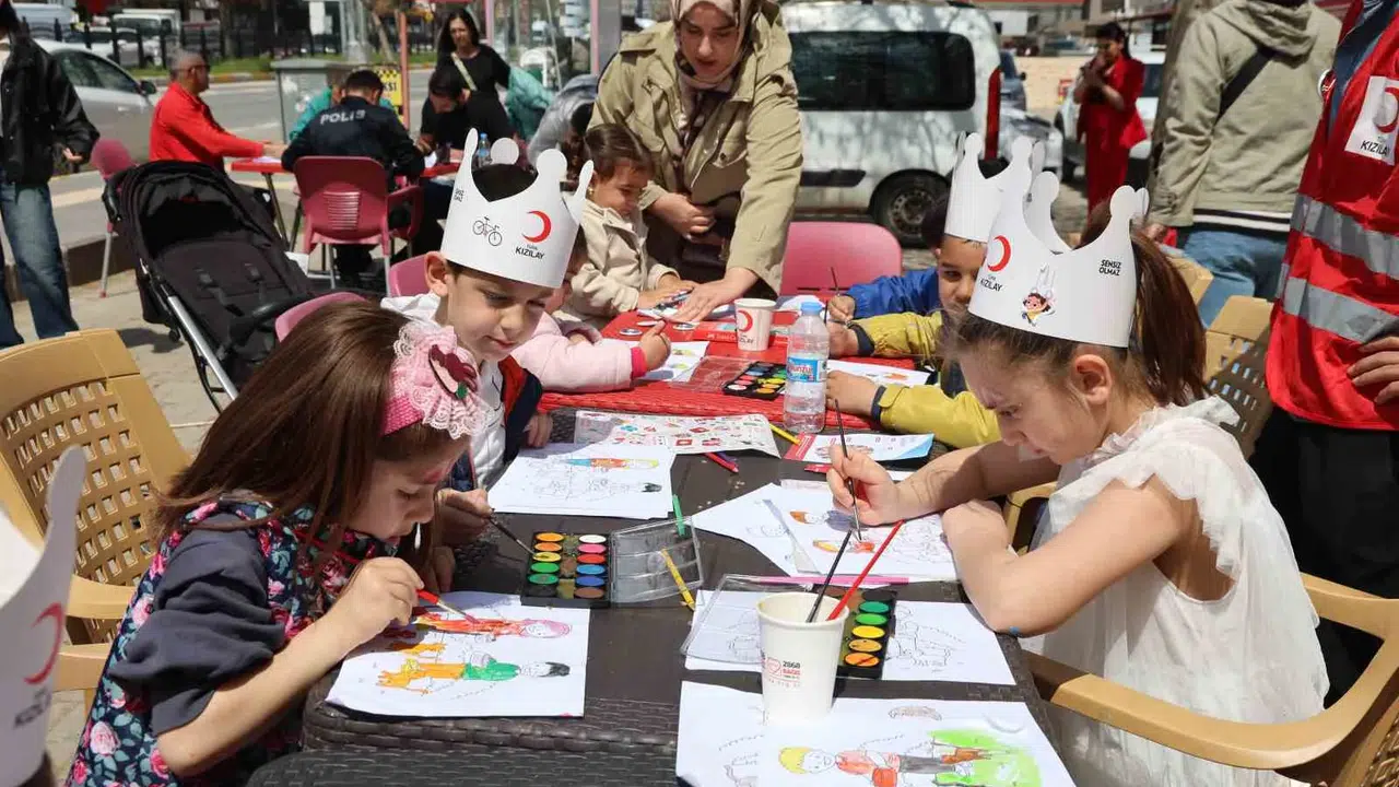 Tunceli’de 23 Nisan coşkusu iyilikle birleşti: Çocuklar eğlendi, büyükler umut dağıttı