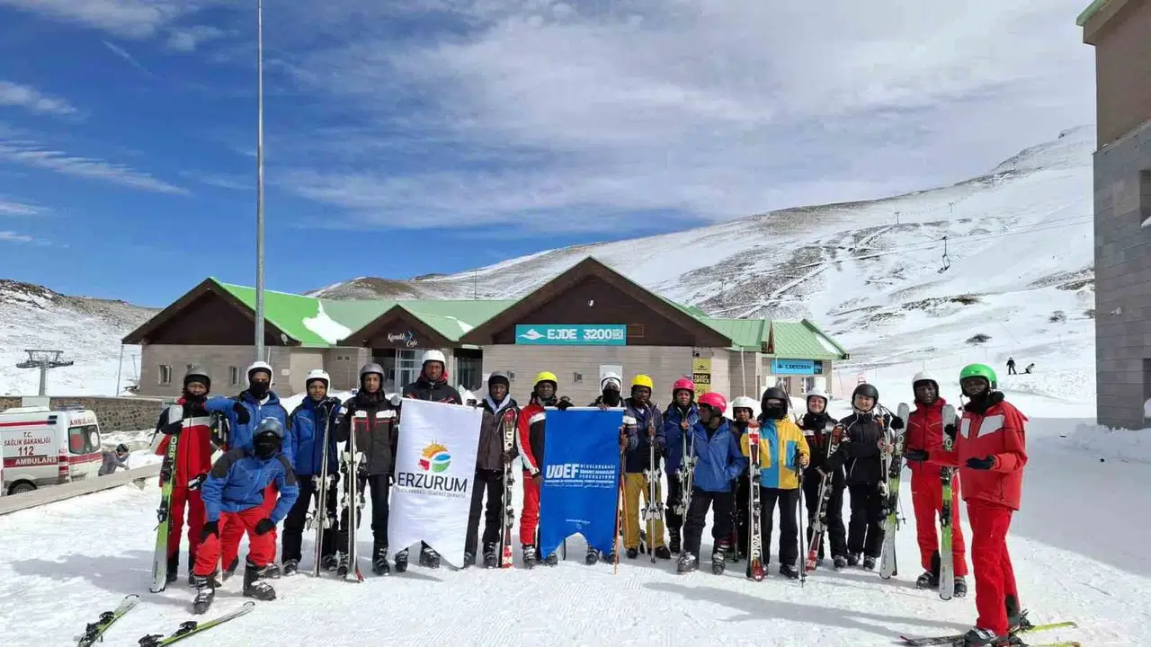 Afrika'dan Erzurum'a uzanan beyaz macera: Karı ilk kez gören öğrenciler Palandöken'de zirveye çıktı