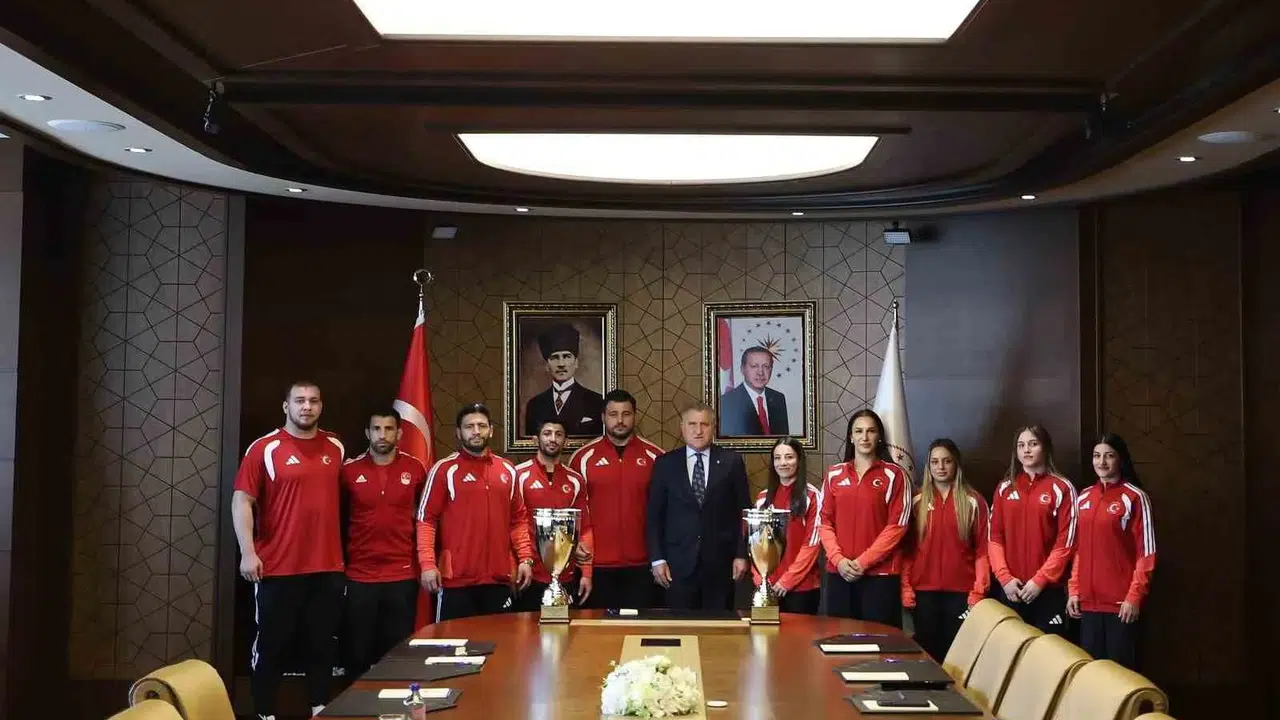 Minderin efendileri Bakanlıkta: Rıza Kayaalp ve şampiyon güreşçilere görkemli karşılama