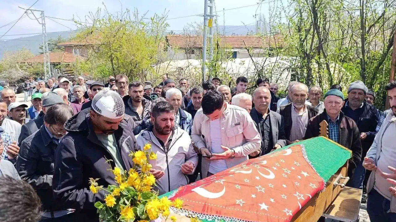 Gözyaşları Sındırgı’ya aktı: Doğum için yola çıkmıştı, evlat hasretiyle toprağa verildi