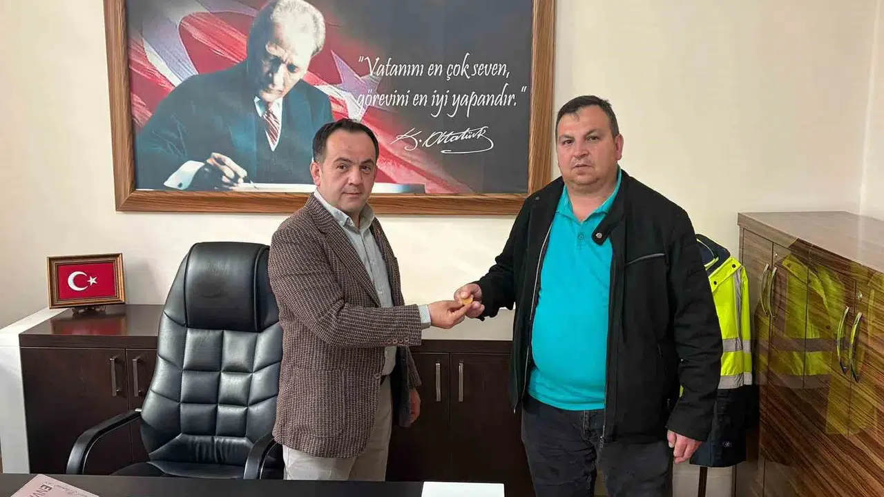 Temizlik işçisinin vicdanı altın değerinde: Yerde bulduğu serveti sahibine ulaştırdı