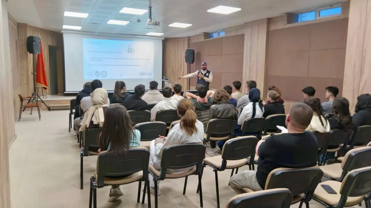 Dijital dünyanın tuzaklarına karşı genç kalkan: Bilecik’te öğrencilere siber güvenlik dersi