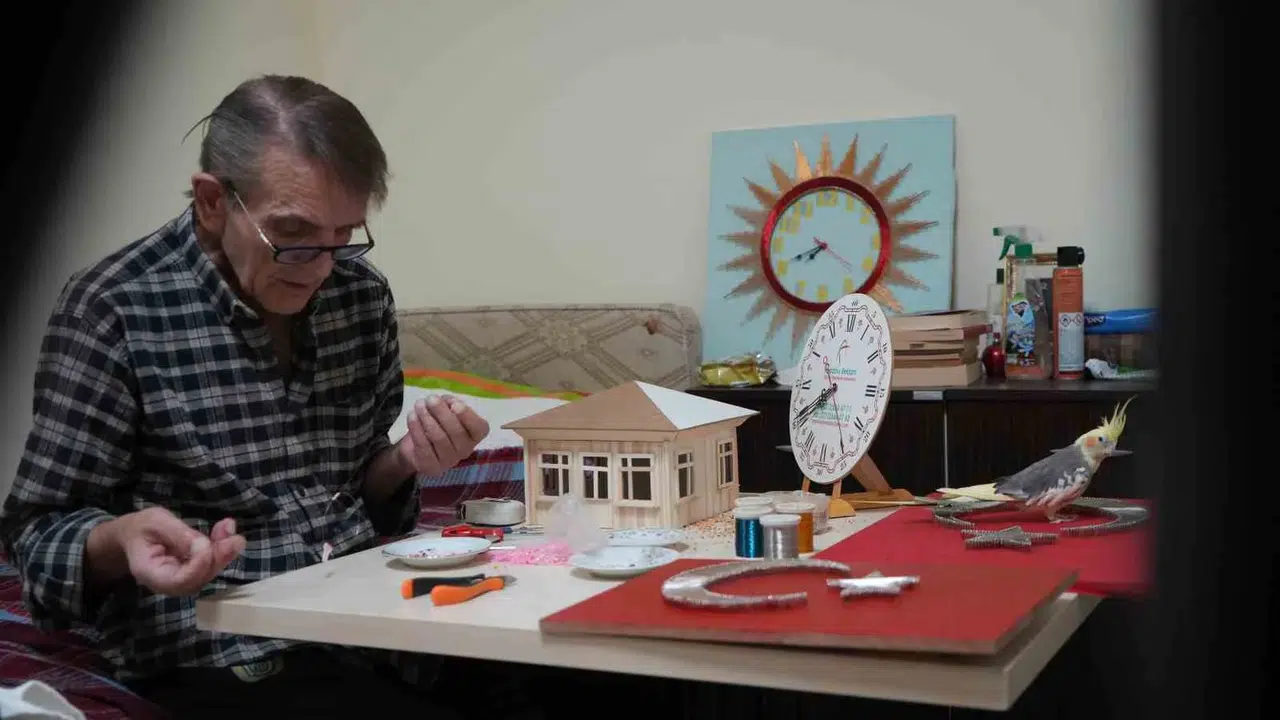 56 yıl demire hükmetti, şimdi kibrit çöpleriyle hayata tutunuyor: 74 yaşında keşfettiği yeteneğiyle huzurevinin neşe kaynağı oldu