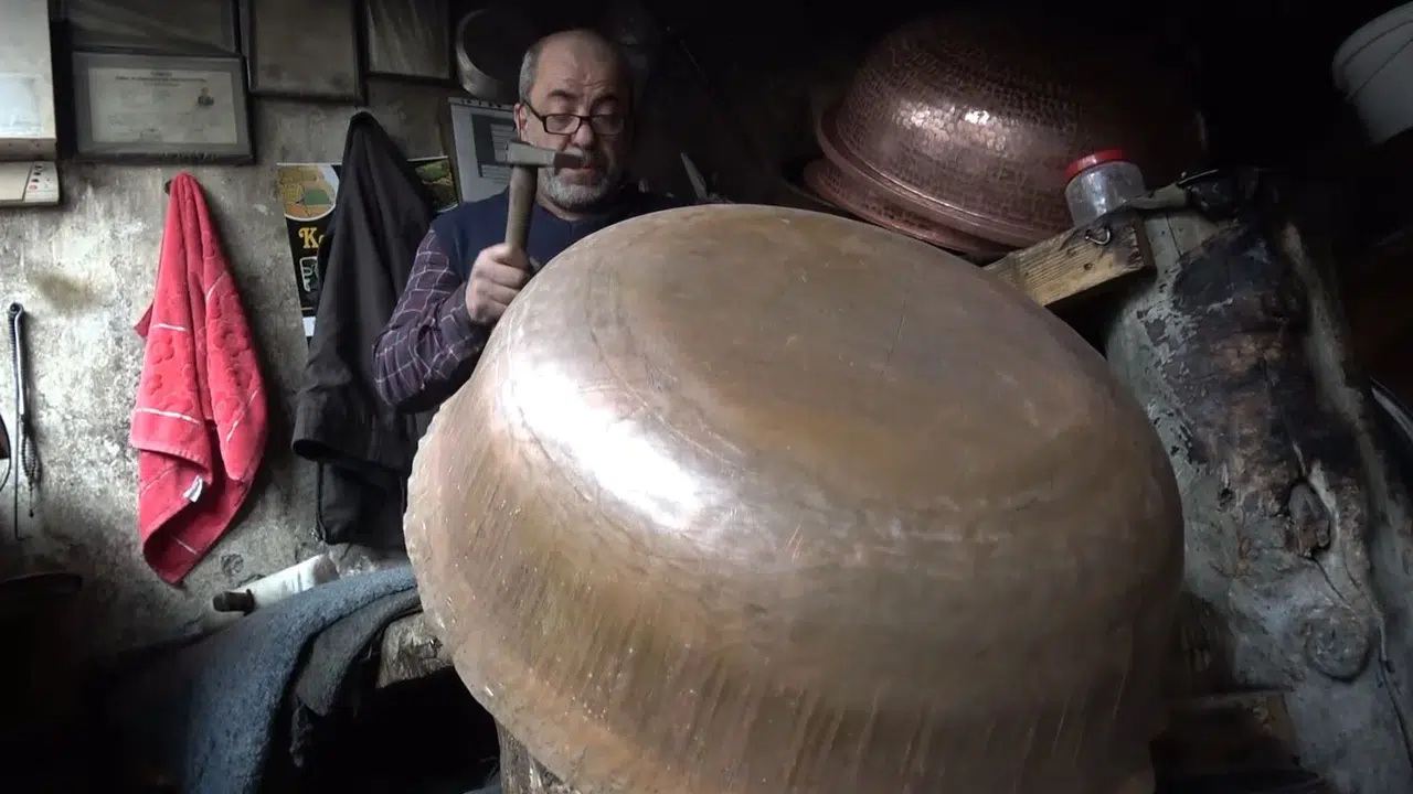 Gaziantep’in sönmeyen ateşi: Yarım asırlık ustalar bakıra hayat veriyor