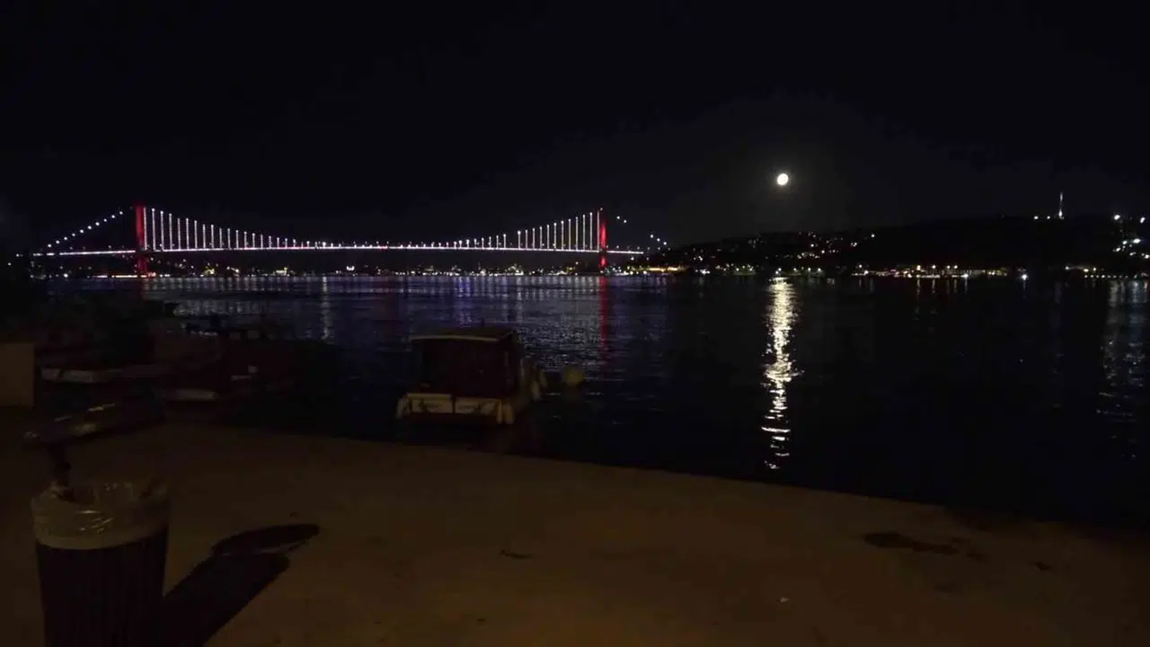 İstanbul Boğazı’nda görsel şölen: Dolunay ve yakamozun büyüleyici dansı