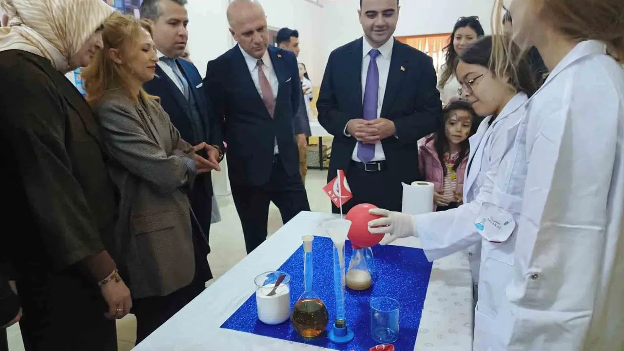 Laboratuvarda 23 Nisan coşkusu: Minik bilim insanları Osmaneli’nde sahne aldı